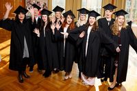 Das Foto zeigt Menschen, die Bachelorhüte tragen und sich über den Abschluss des Studiums freuen.