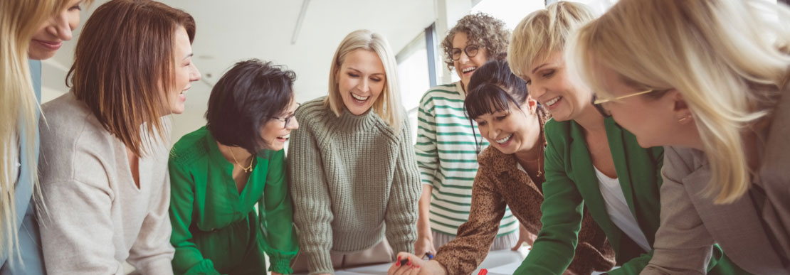 Kollegium bei einer Team-Besprechung im Büro.