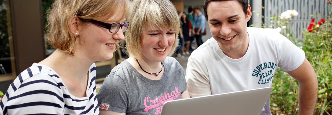 Studenten am Laptop