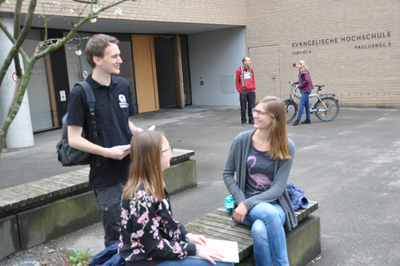 Studierende vor Gebäude A