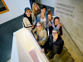 Studierende im Treppenhaus Gebäude A 