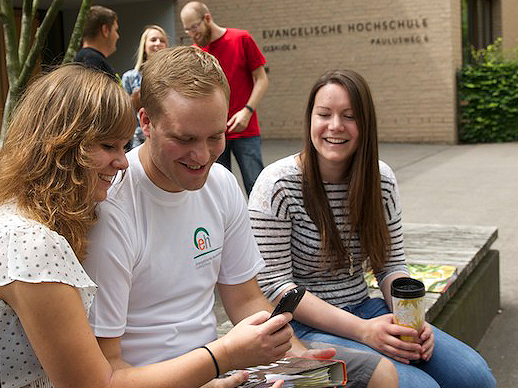 Studenten vor Gebäude A
