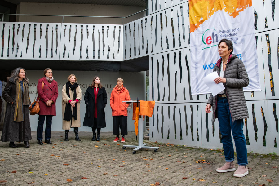 Fahnen wehen - Zum Zeichen der Solidarität mit Frauen und Mädchen, die Gewalt erfahren (haben)