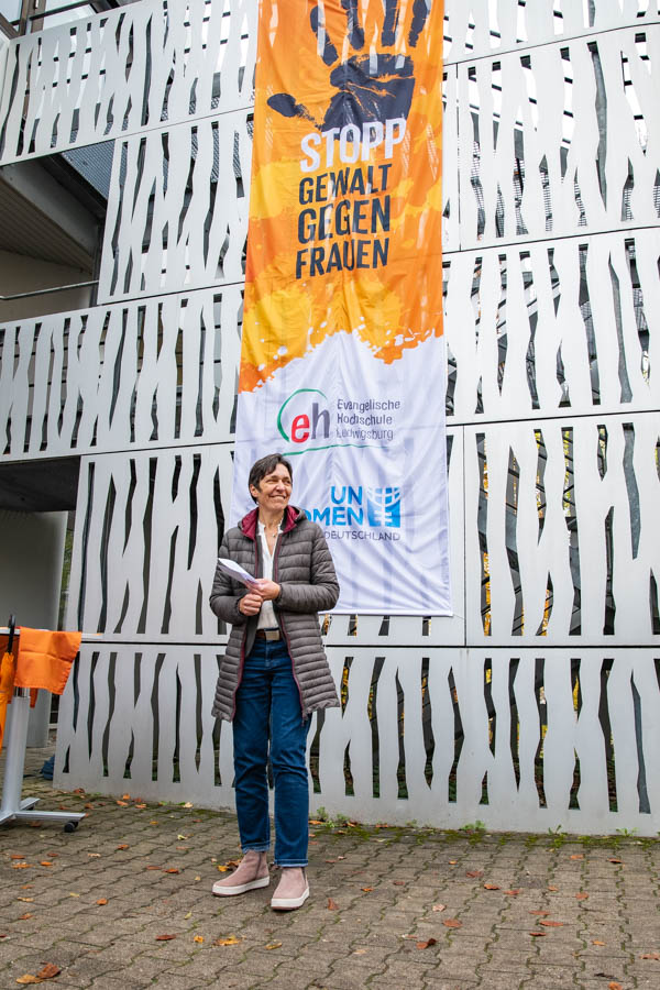 Fahnen wehen - Zum Zeichen der Solidarität mit Frauen und Mädchen, die Gewalt erfahren (haben)