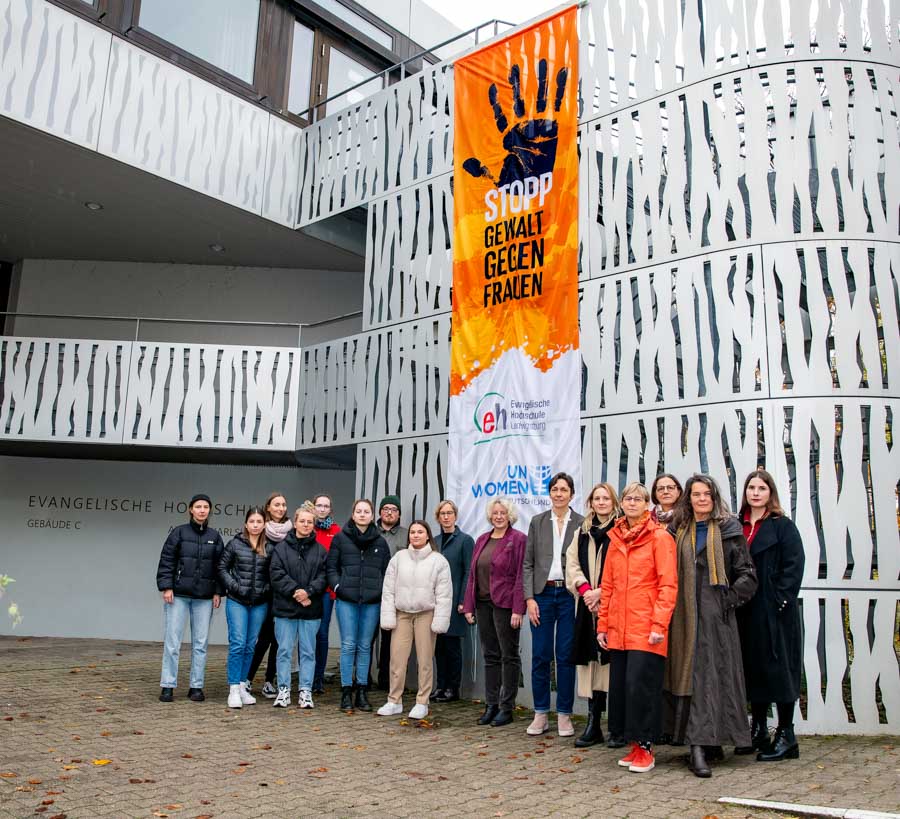 Fahnen wehen - Zum Zeichen der Solidarität mit Frauen und Mädchen, die Gewalt erfahren (haben)