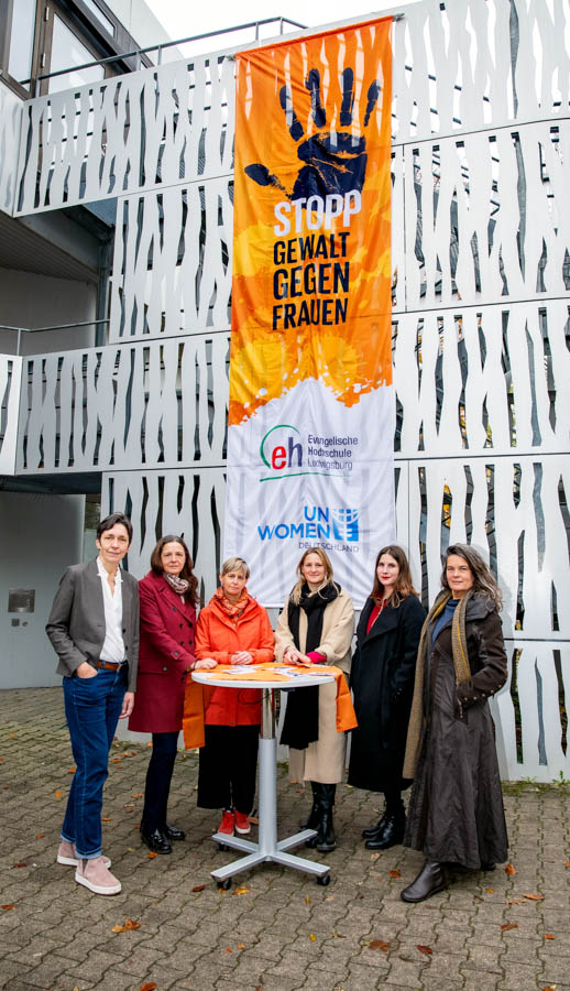 Fahnen wehen - Zum Zeichen der Solidarität mit Frauen und Mädchen, die Gewalt erfahren (haben)