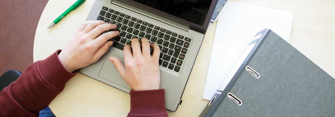 Tippen auf der Laptop-Tastatur